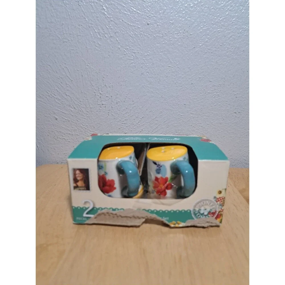 Pioneer Woman Salt Pepper Shakers Watering Can Spring Bouquet Ceramic Kitchen